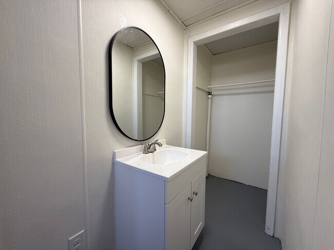 Building Photo - Newly renovated 3 Bedroom 3 Bathroom Home ...