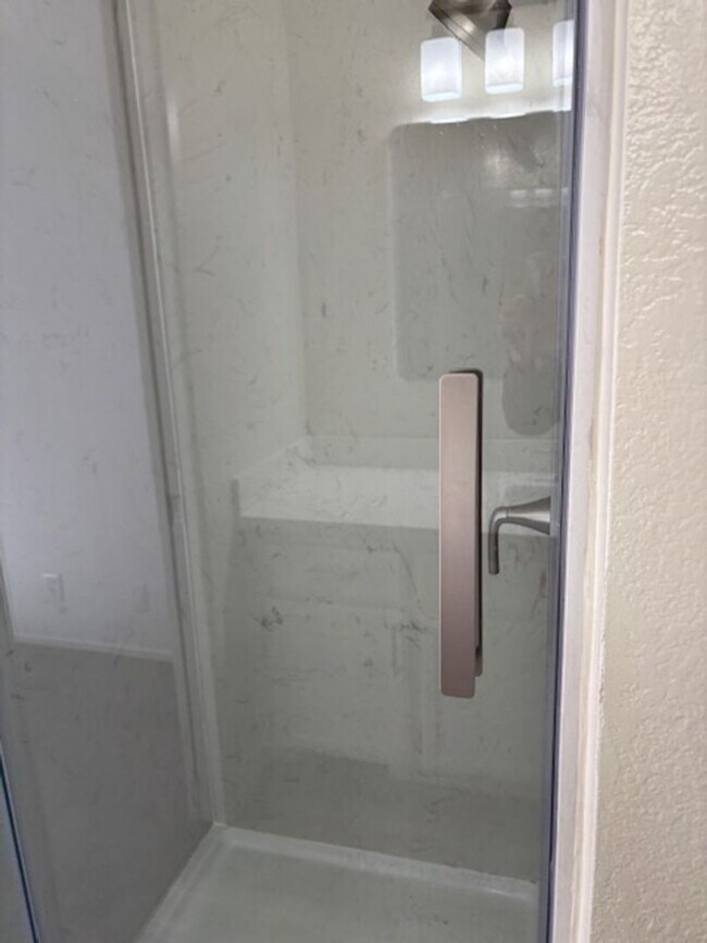 Building Photo - Lovely Pleasanton Townhouse