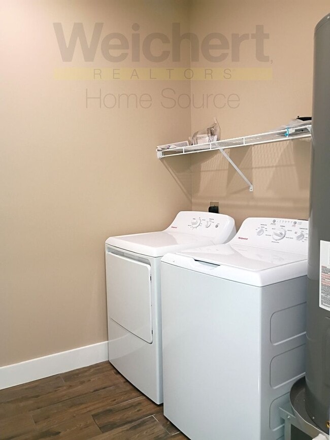 Building Photo - Walkable Downtown Apartment with Washer & Dryer