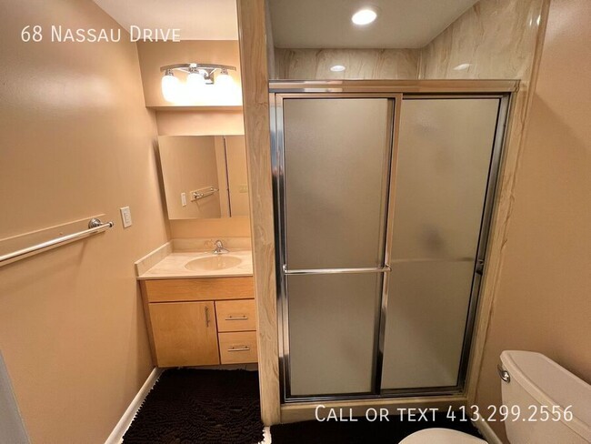 Building Photo - First Floor, 3 BR Condo in the Private Qua...