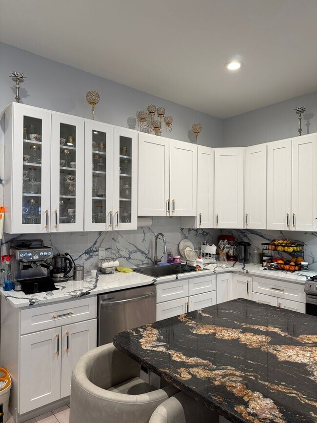 Building Photo - Move-In Ready 4BR Home in the Heart of Port Richmond!