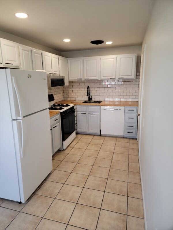 Building Photo - 2339 Boas St