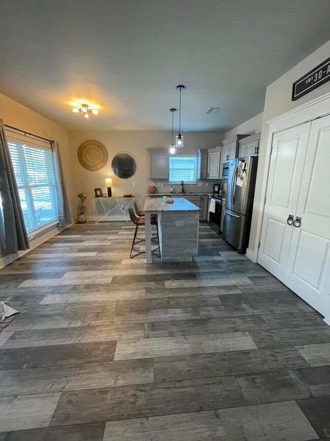 Building Photo - 105 1st St