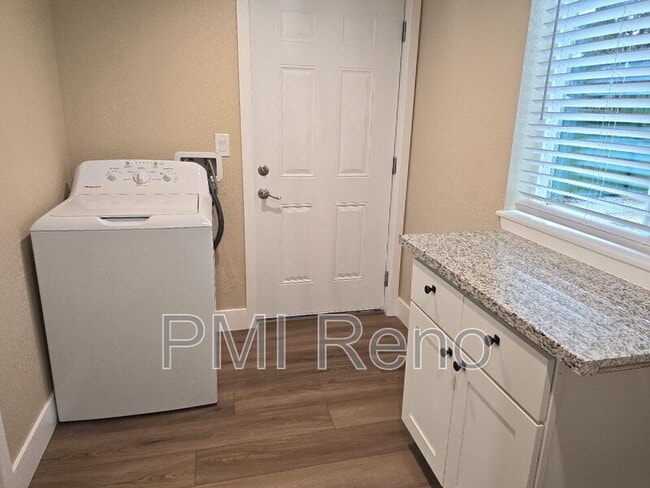 Building Photo - 450 Tracy Ln