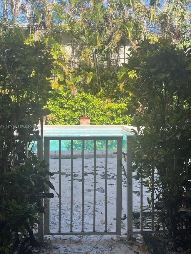 Building Photo - 427 Santander Ave