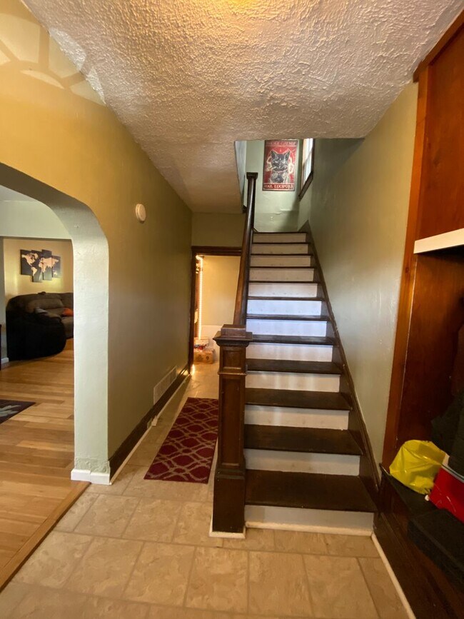 Building Photo - 405 Edgemont St