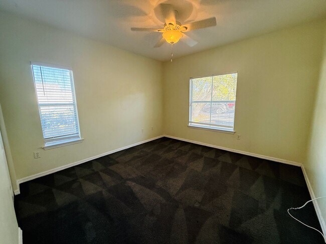 Building Photo - 2 Bedroom Condo For Rent in Carrollwood!