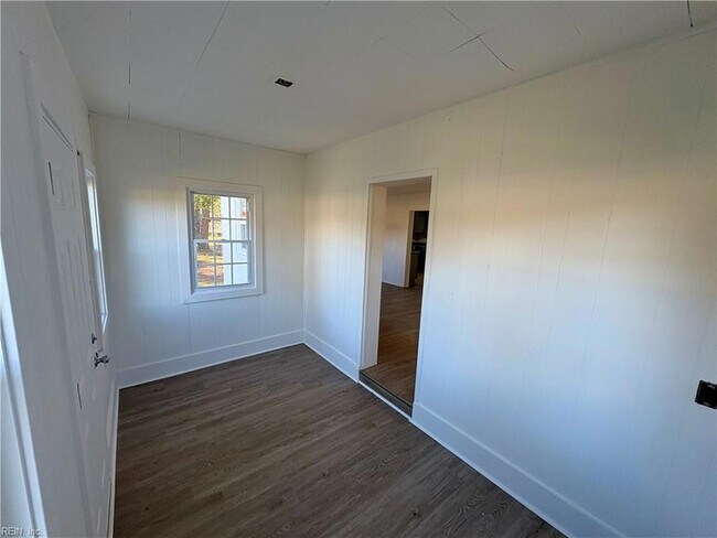 Building Photo - 889 W Main St