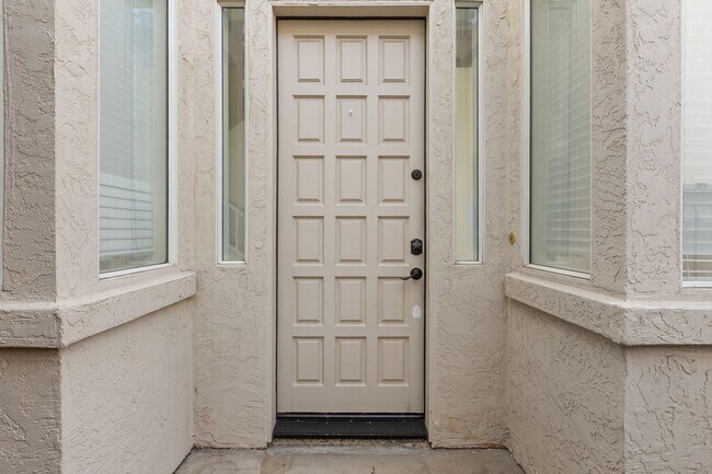 Building Photo - Spacious Vista Home