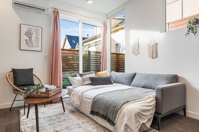 Building Photo - 1112 13th Ave