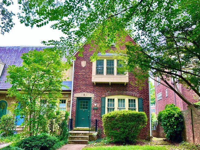 Building Photo - Spacious 6 bedroom 3.5 bath Tudor Townhouse w/Deck close to Georgetown University & Hospital