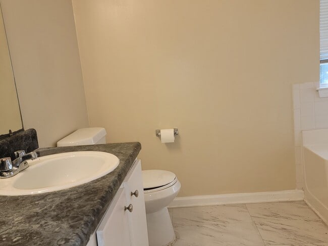 Building Photo - Great In-Law Suite Property - Master on Up...
