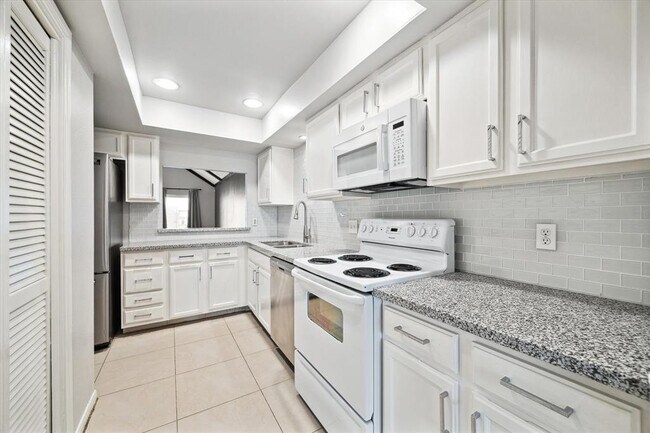 Building Photo - 2825 Camelot Ln