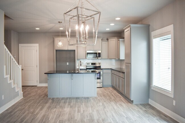 Building Photo - 4 Bedroom 3.5 Bathroom Home in the heart of Fayetteville, AR!!