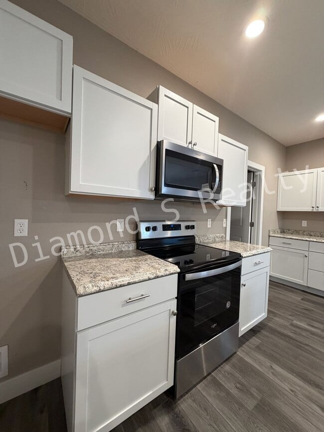 Building Photo - Gorgeous 4 Bedroom Ozark House Coming Earl...