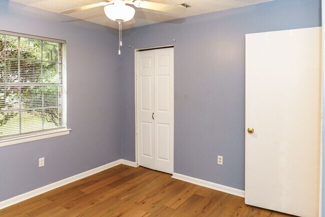 Building Photo - Beautiful 4 bedroom in the heart of Mossy ...