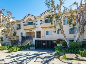Building Photo - Luxury Living in Toluca Lake!