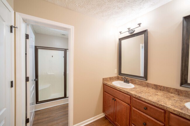 Building Photo - 2 Brentview Dr