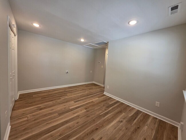 Building Photo - 516Vaughan Avenue