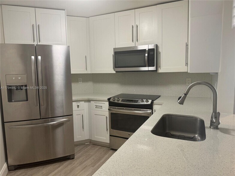 Building Photo - 9419 Fontainebleau Blvd