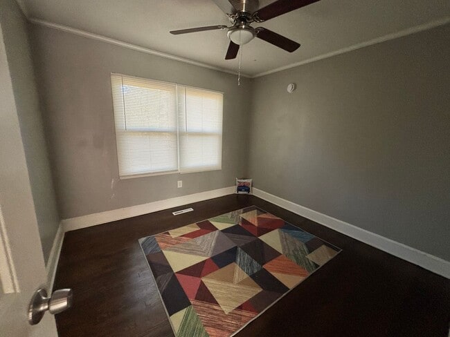 Building Photo - Coming Soon! 3 bedroom 1 bathroom house !