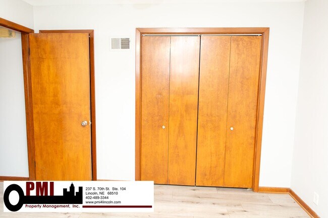 Building Photo - 2 Bedroom and 1.5 Bathroom Apartment Avail...