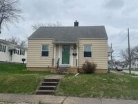 Building Photo - 2 bedroom Moline house with garage!