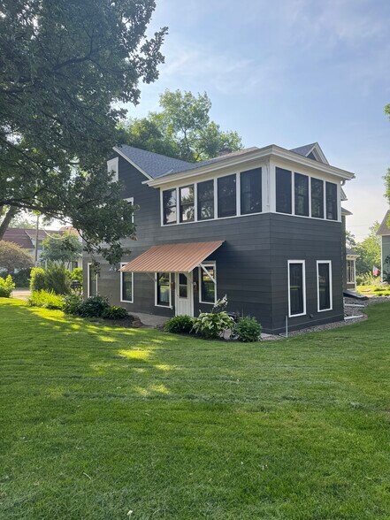 Building Photo - 204 Cherry St W