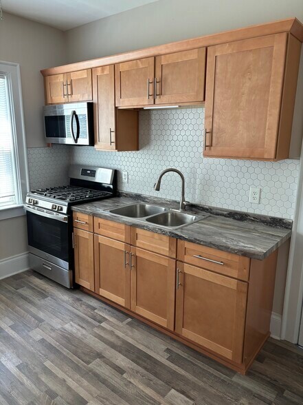 Kitchen - 742 Richmond Ave