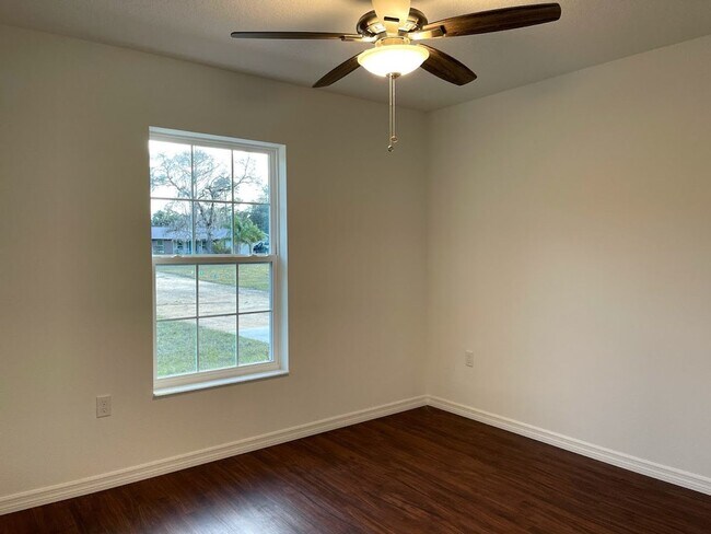Building Photo - 3 bedroom, 2 bath, 2 car garage home on a ...
