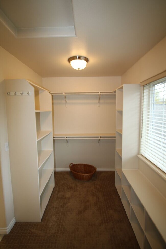 Building Photo - Lovely 4-Bedroom, 2.5-Bathroom Fully Furni...