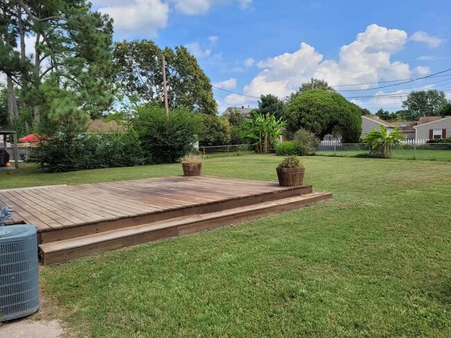 Building Photo - 520 Williamsburg Rd