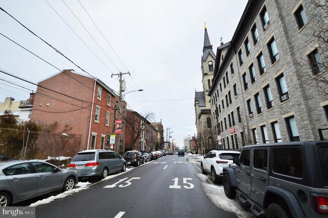 Building Photo - 1006 N 5th St