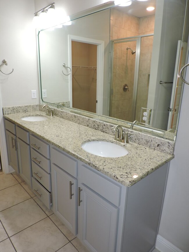 Building Photo - Beautiful home in gated community!