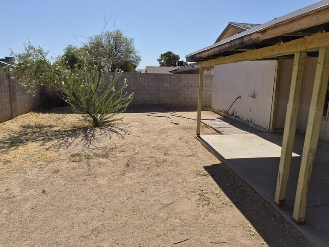 Building Photo - 520 E Judi Dr