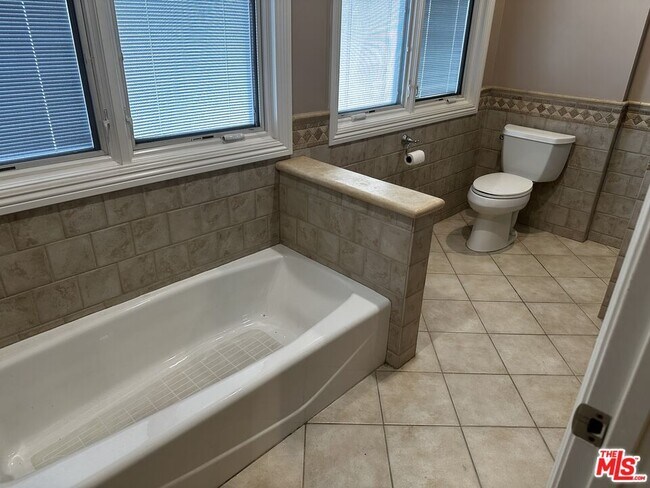 Building Photo - 5560 Buffalo Ave