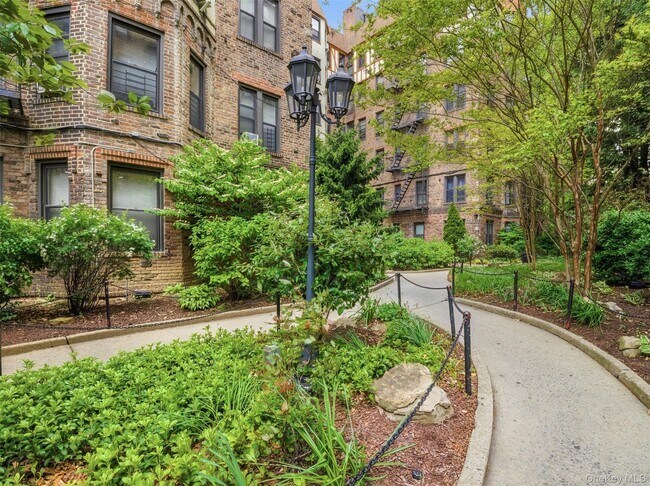 Building Photo - 762 Brady Ave