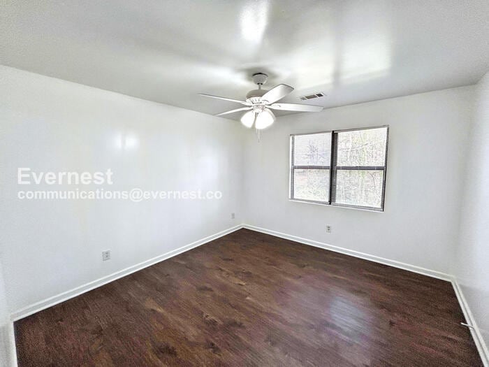 Building Photo - 393 Annie St