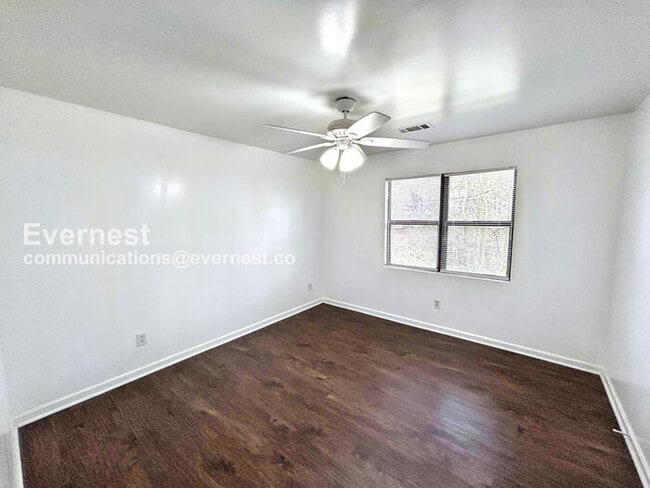 Building Photo - 393 Annie St