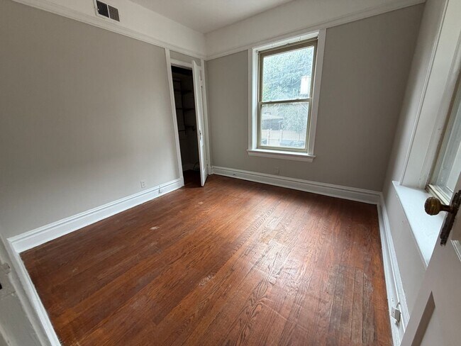 Building Photo - 1352 W Berwyn Ave