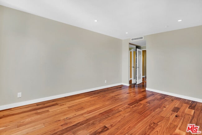 Building Photo - 865 Comstock Ave