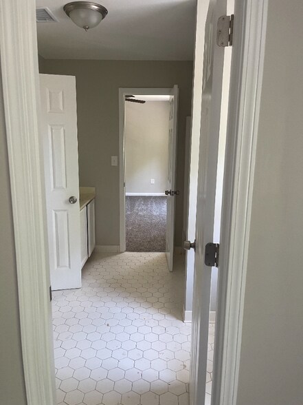 Building Photo - 2131 Hamstead Ct