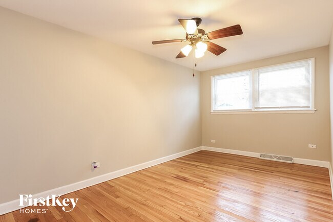 Building Photo - 1018 E 161st Pl