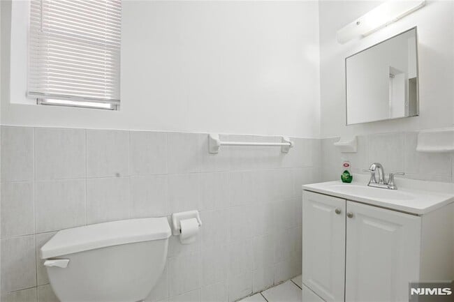 Building Photo - 44 1/2 3rd Street Unit 2