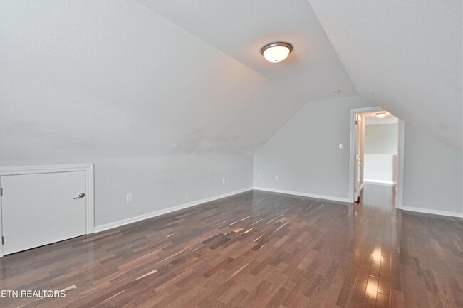 Building Photo - 3032 Oakwood Hills Ln