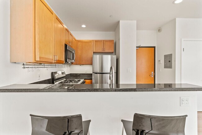 Building Photo - Lovely 2 Bed, 1.5 Bi-Level Hayes Valley Co...