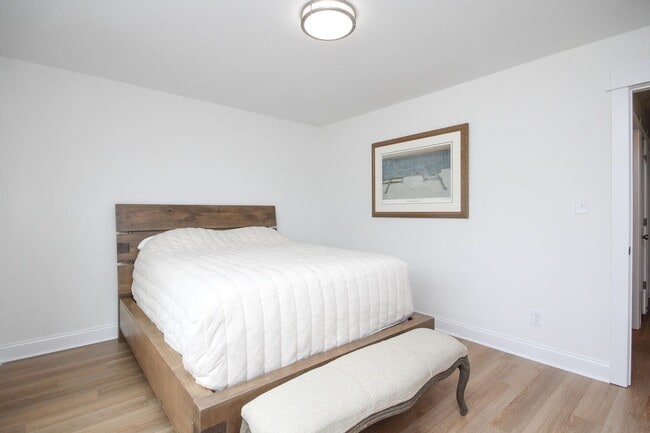 Building Photo - MOVE IN READY - LUXURY TOWNHOUSE!