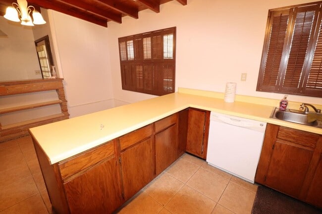 Building Photo - 3 Bedroom 2 Bathroom