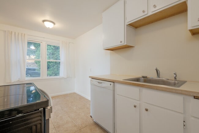 Building Photo - 1702 27th Ave