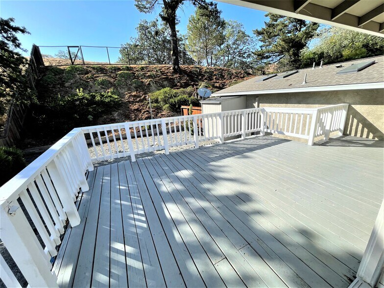 Building Photo - 631 Skyline Dr